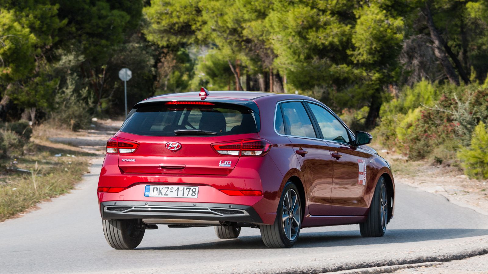 Το Hyundai i30 προσφέρει ένα άνετο και ασφαλές οδηγικό προφίλ, με την πίσω διάταξη πολλαπλών συνδέσμων να διαμορφώνουν ευχάριστο οδηγικό πλαίσιο.